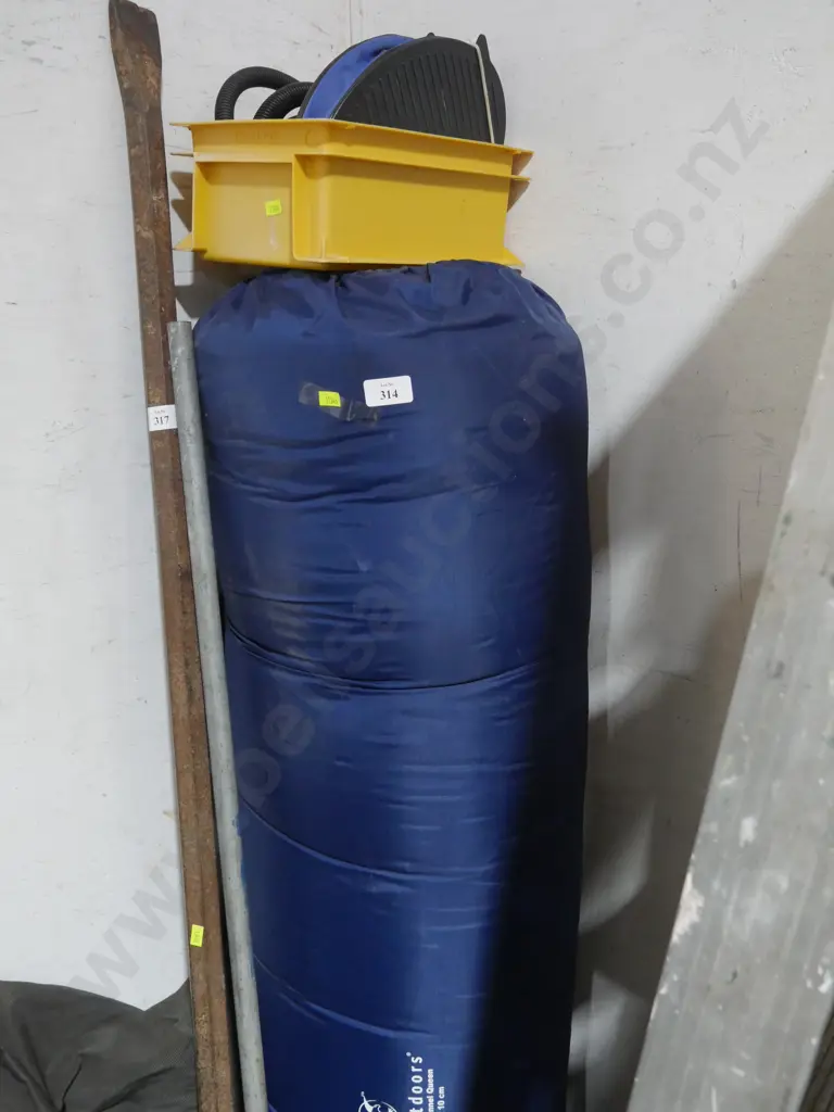 Queen inflatable camp mattress Image 1++