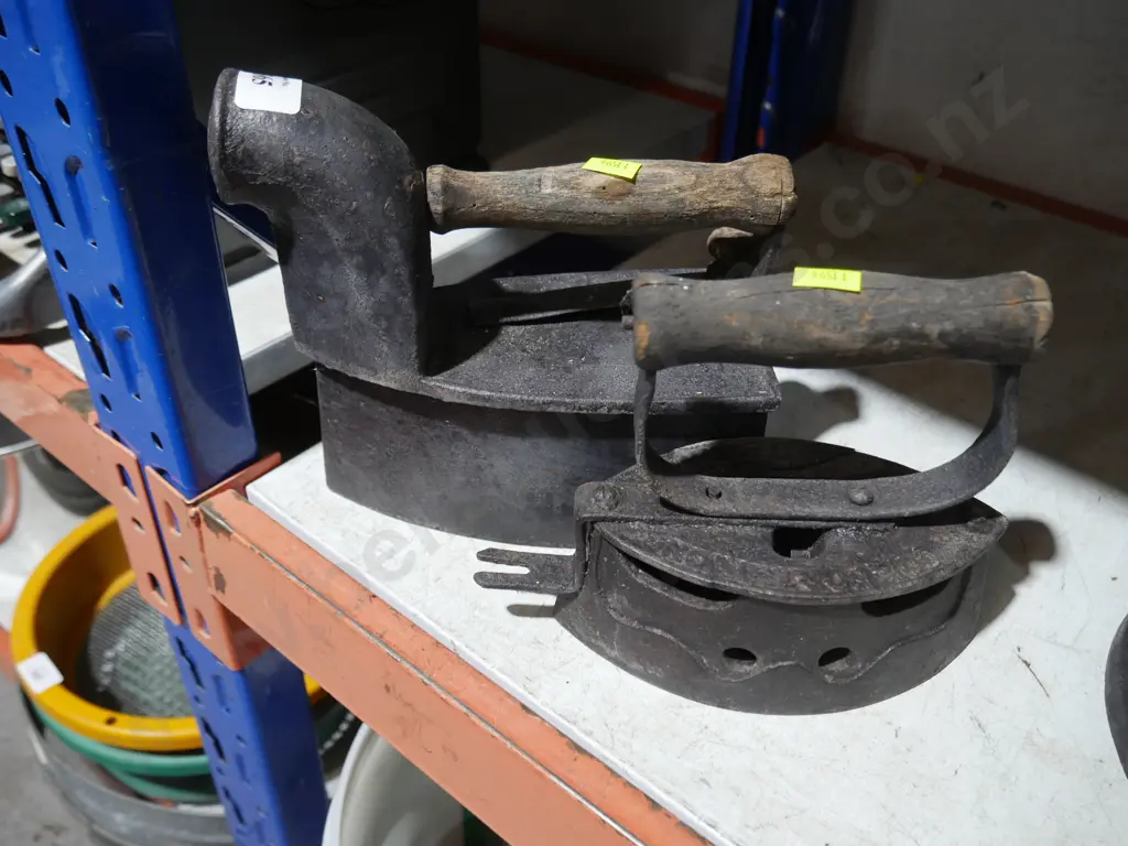 Two vintage irons Image 1++