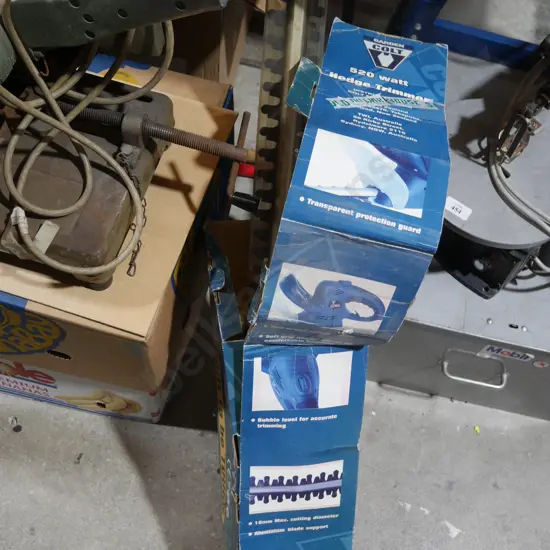 Electric hedge trimmer