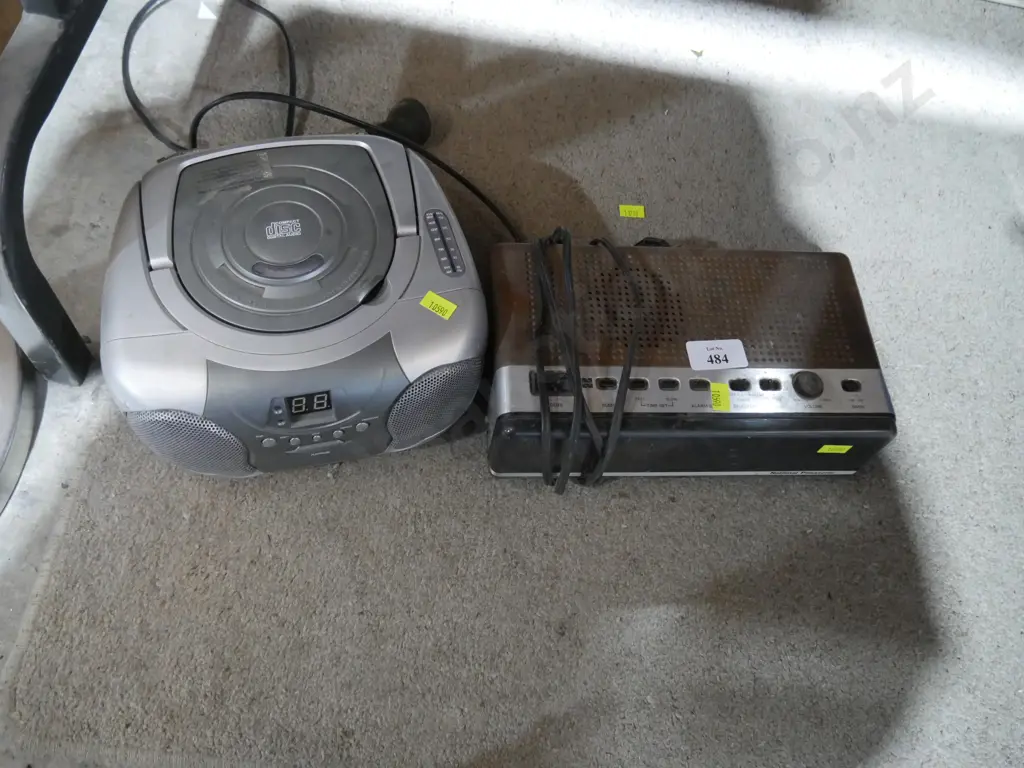 Portable radio alarm clock Image 1++