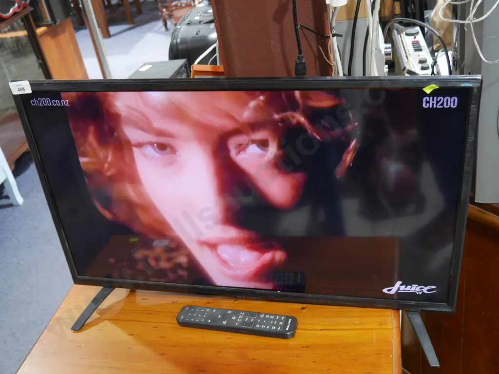 32-in TV Image 1++