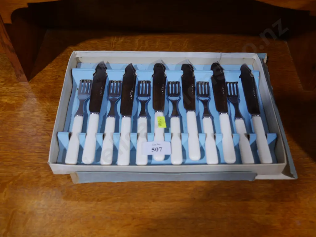 Sheffield cutlery set Image 1++
