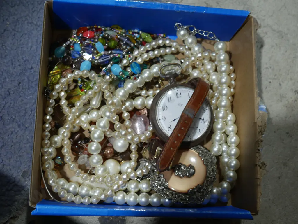 Jewellery, pocket watch Image 1++