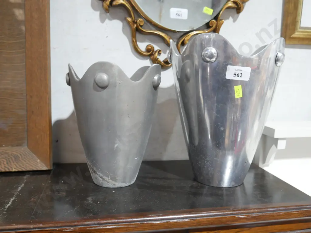 2 metal vases Image 1++
