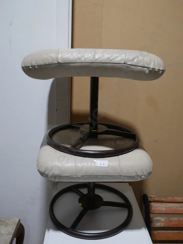 2 foot stools Image 1++
