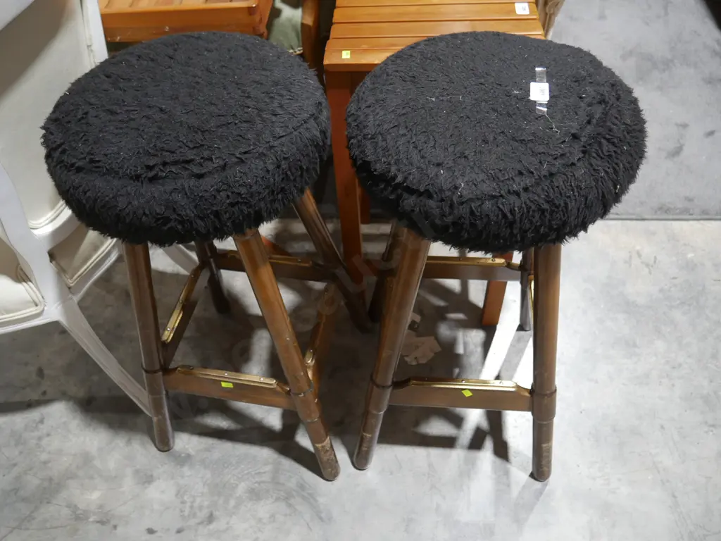 2 bar stools Image 1++