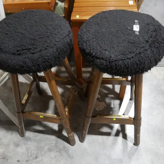 2 bar stools