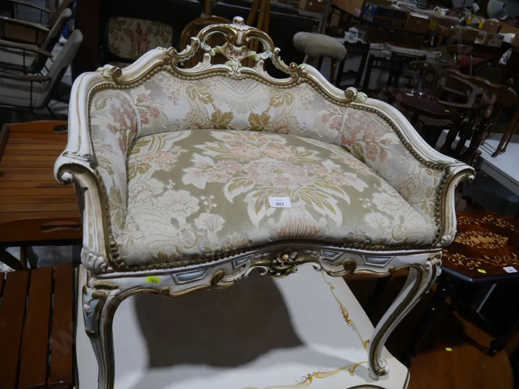 Love seat Image 1++