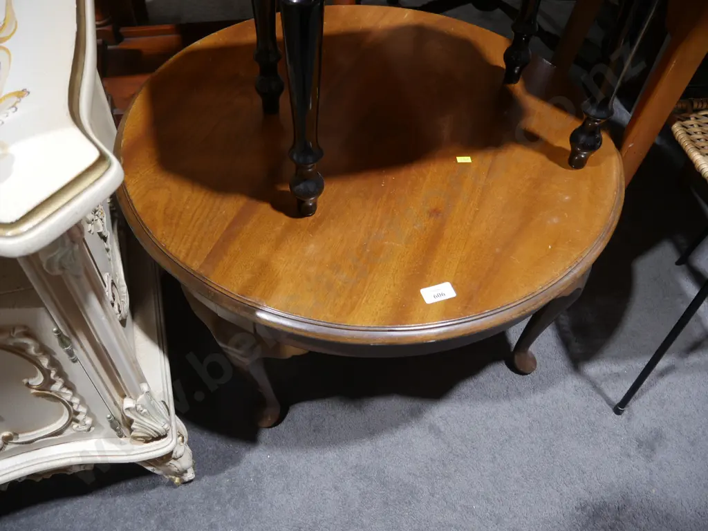 Round coffee table Image 1++