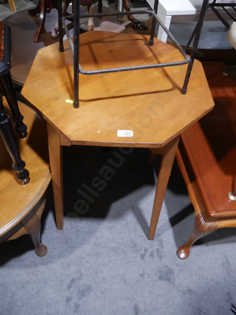 Octagonal occasional table Image 1++