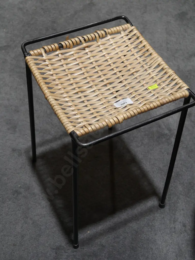 Cane top stool Image 1++