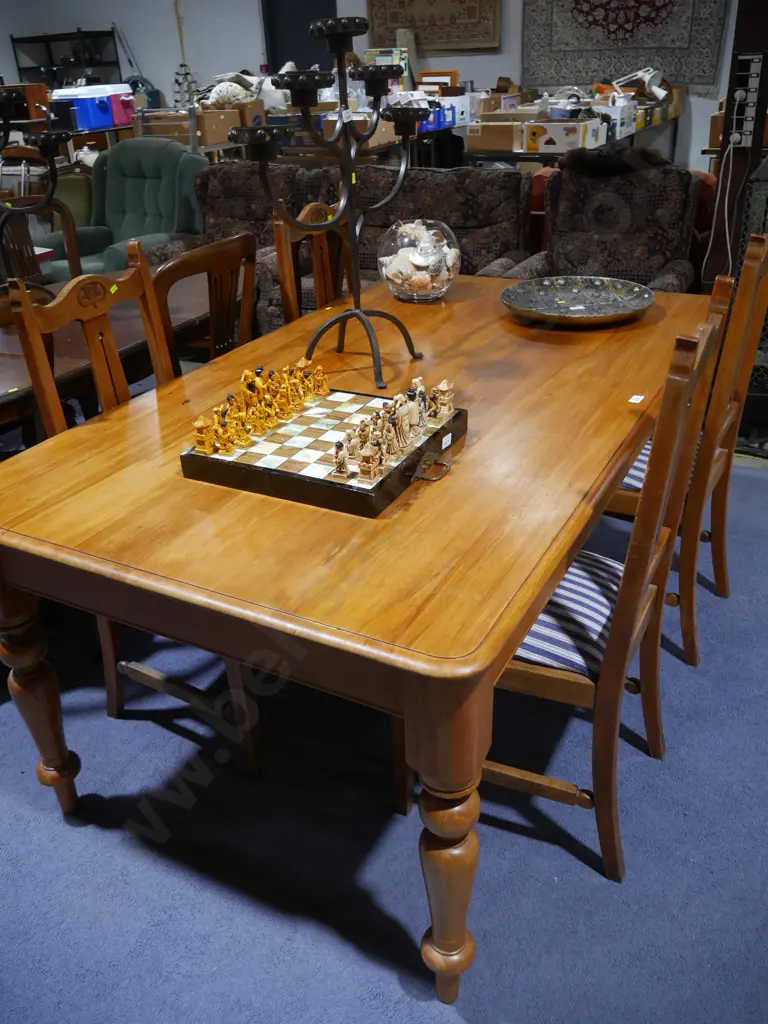 Dining table and four chairs Image 1++