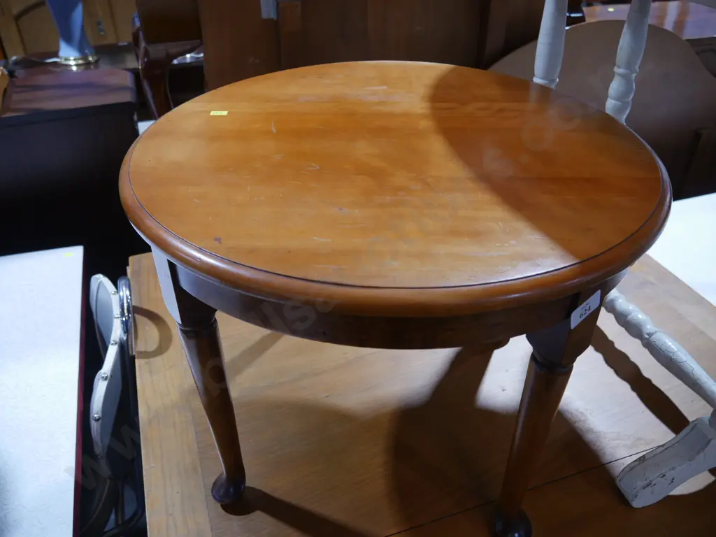 Round occasional table Image 1++