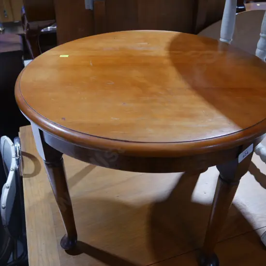 Round occasional table