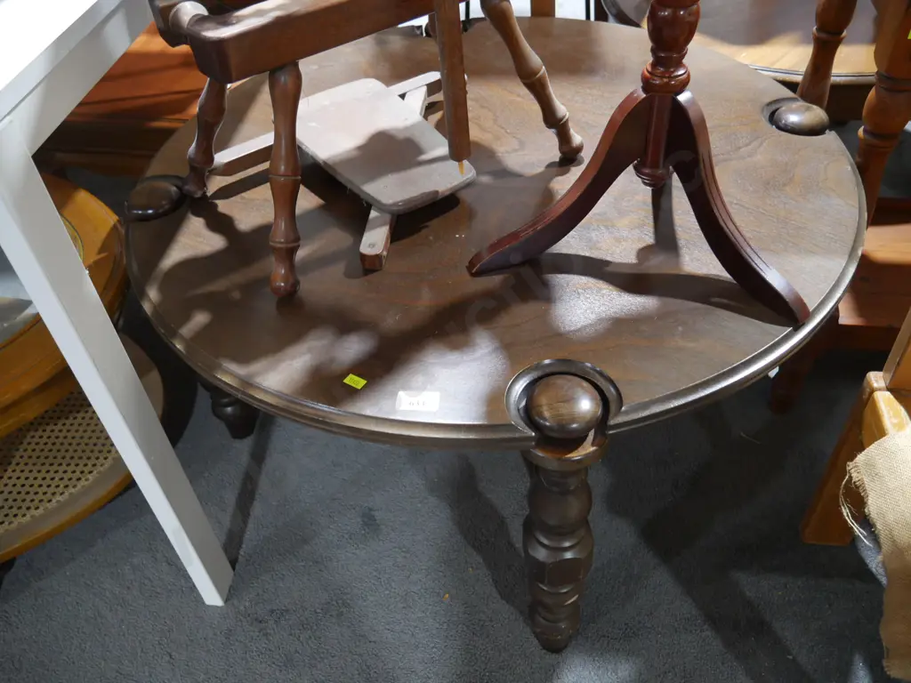 Round coffee table Image 1++