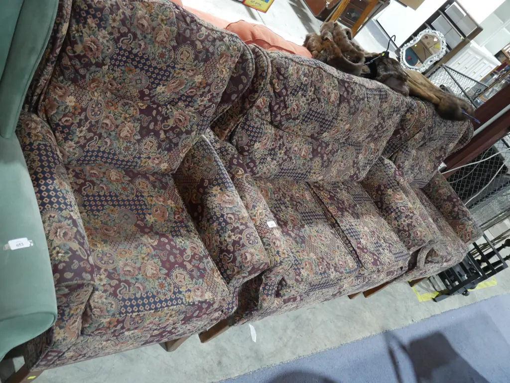 Three piece lounge suite Image 1++