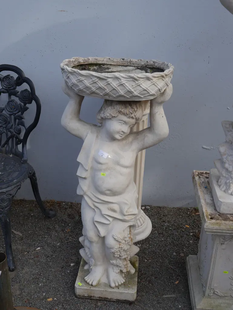 Statue bird bath Image 1++