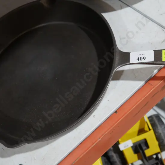 Cast iron fry pan