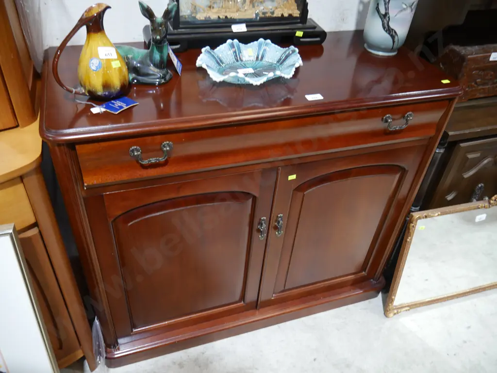 Sideboard Image 1++