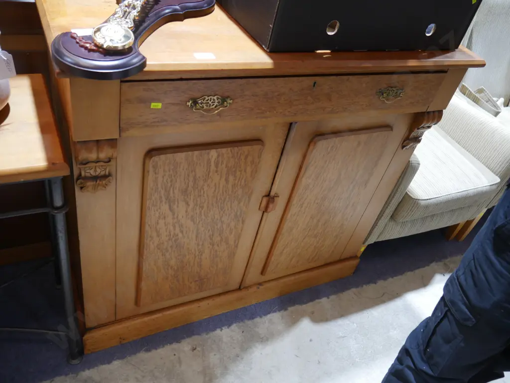 Sideboard Image 1++