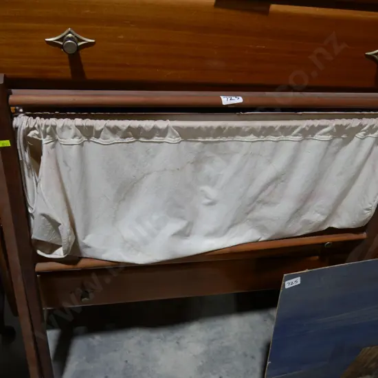 Laundry hamper
