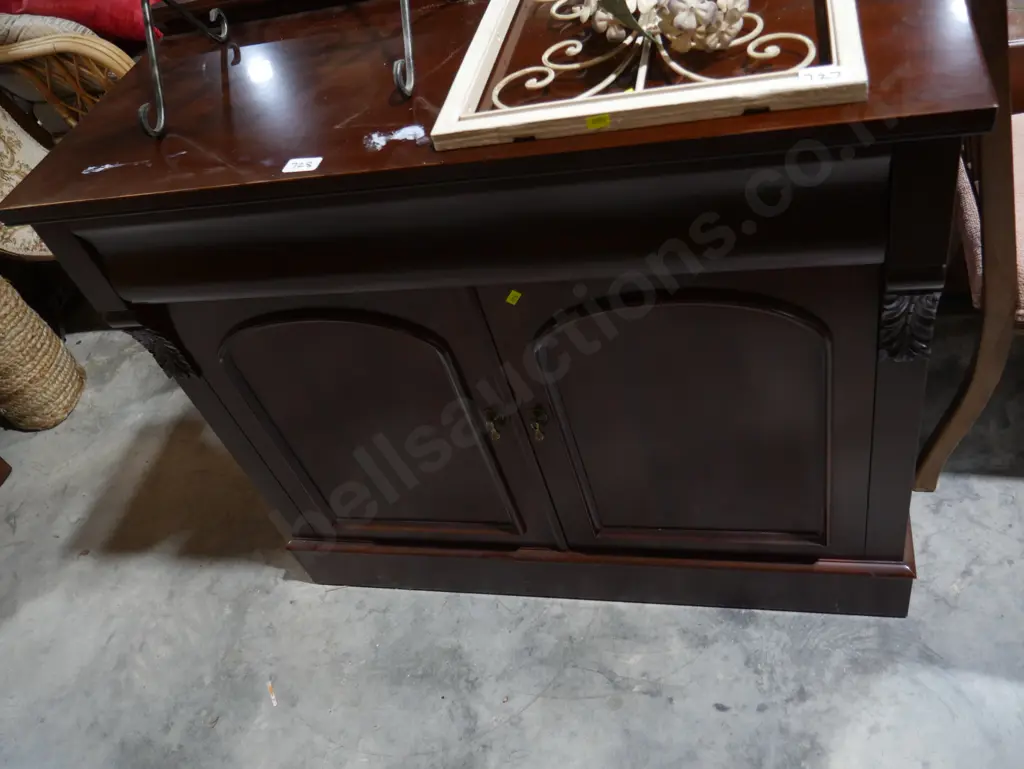 Sideboard Image 1++