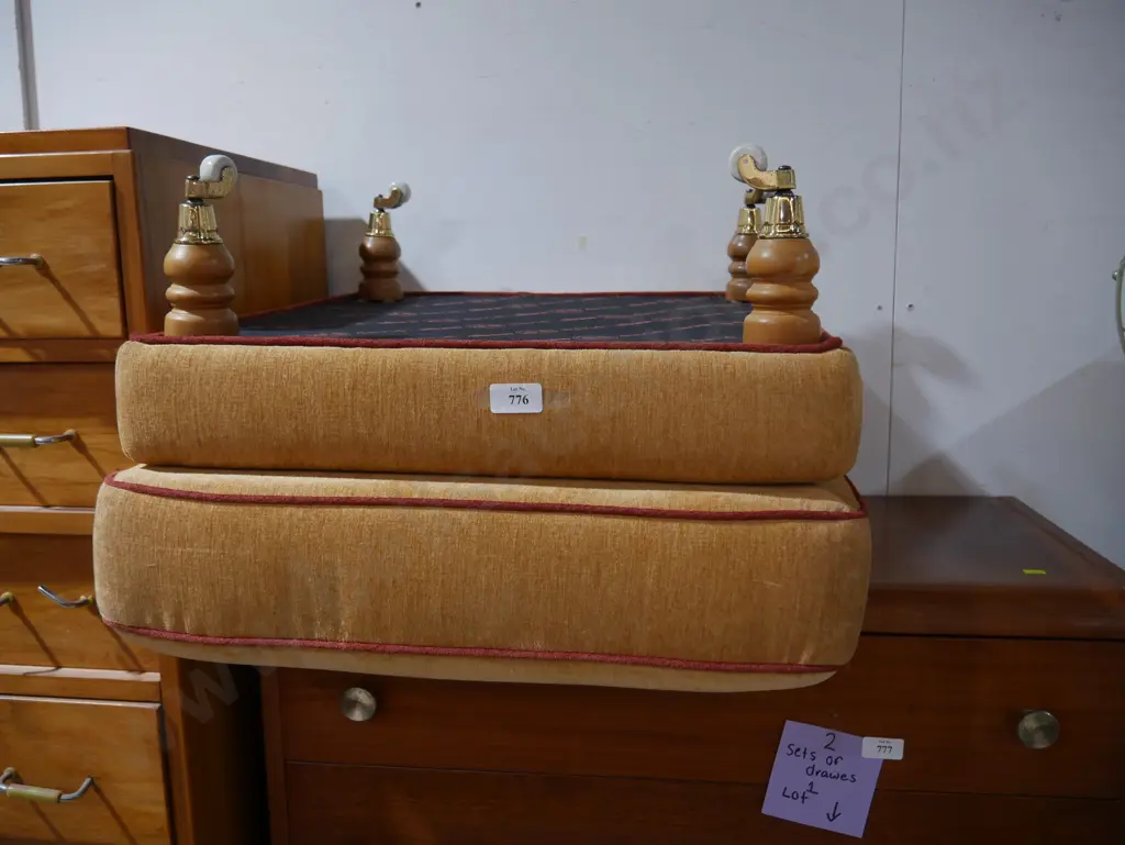 Ottoman on casters Image 1++