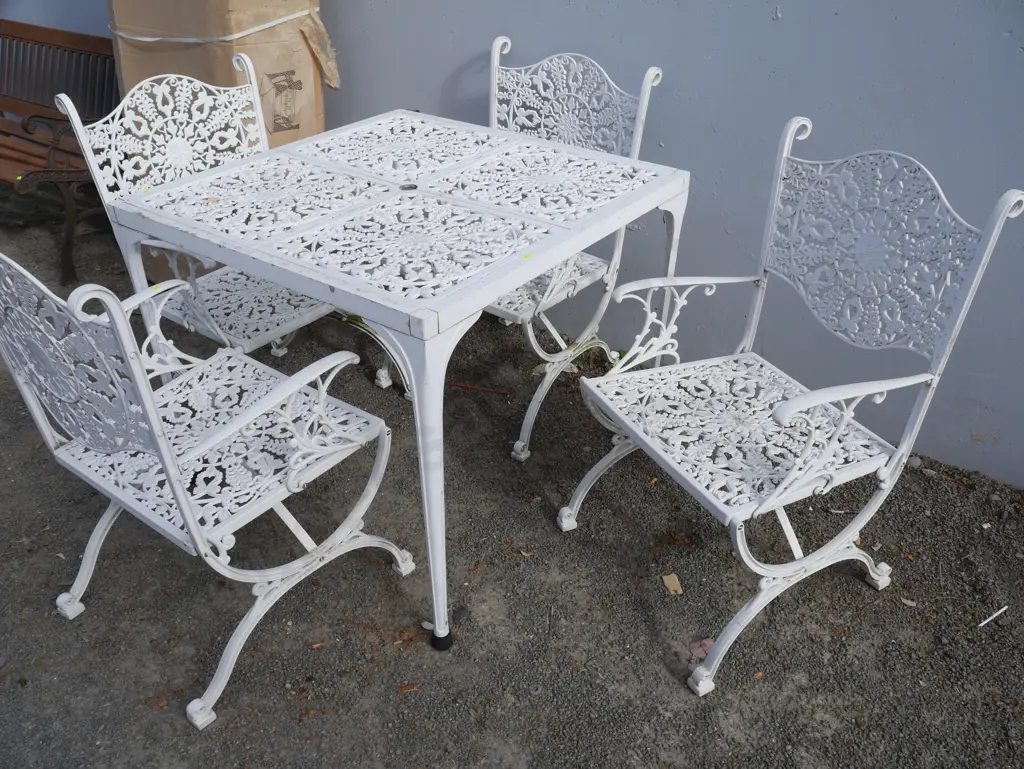 White metal outdoor table and 4 chairs Image 1++