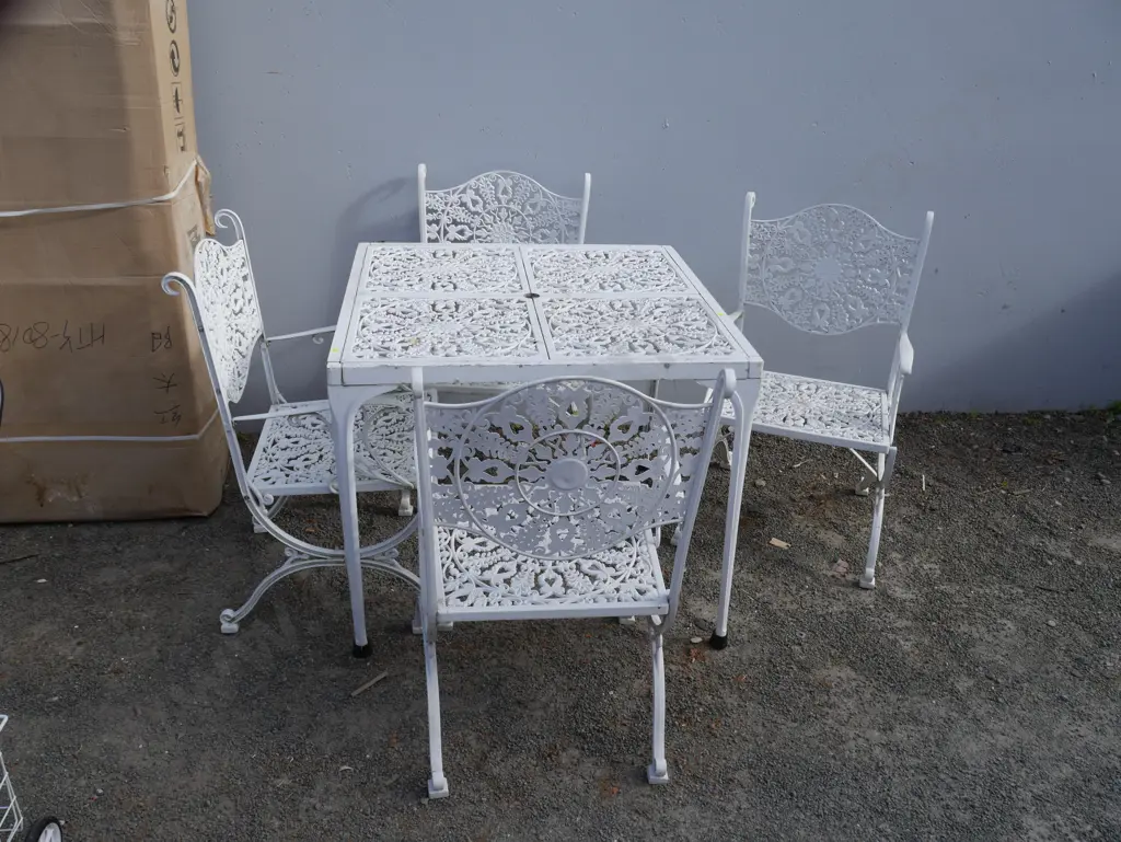 White metal outdoor table and 4 chairs Image 1++