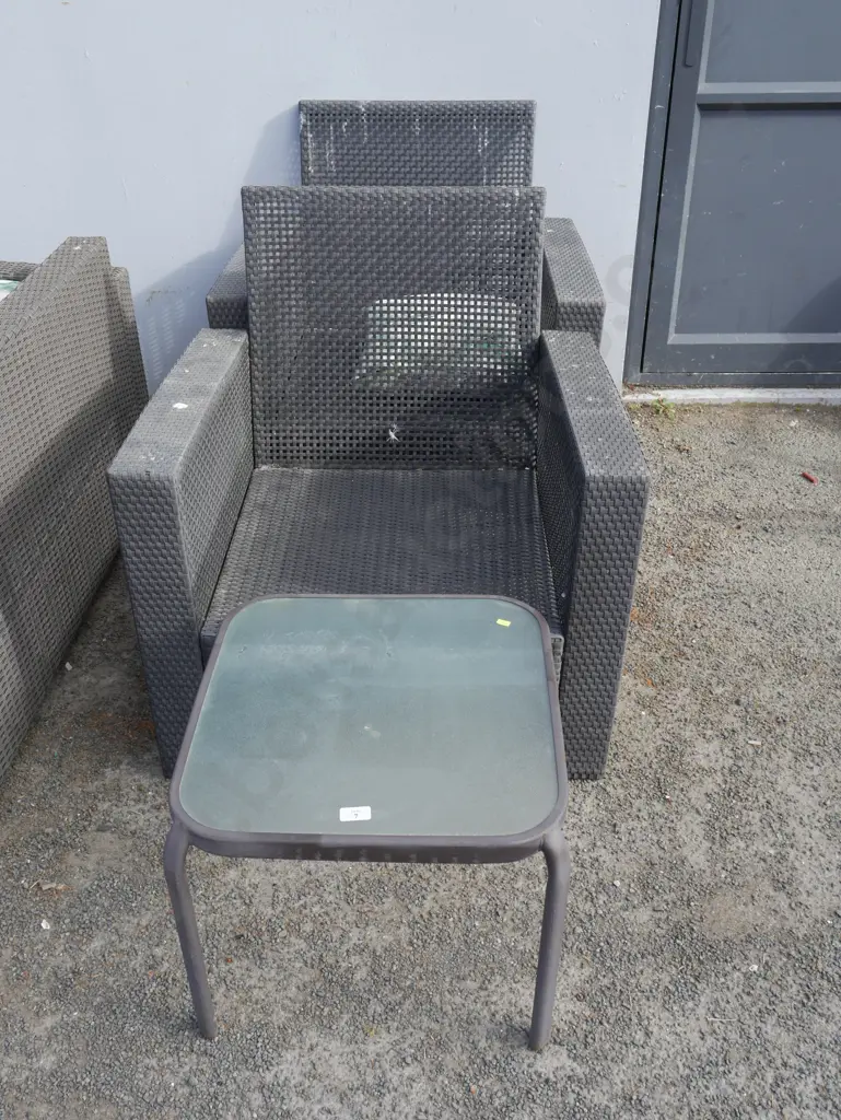 2 outdoor lounge chairs and side table Image 1++