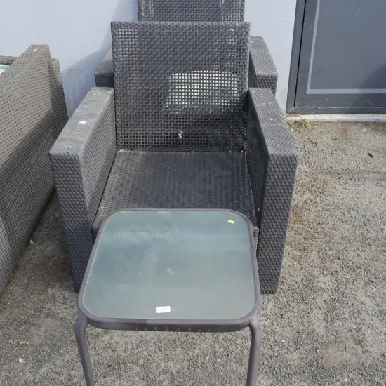 2 outdoor lounge chairs and side table