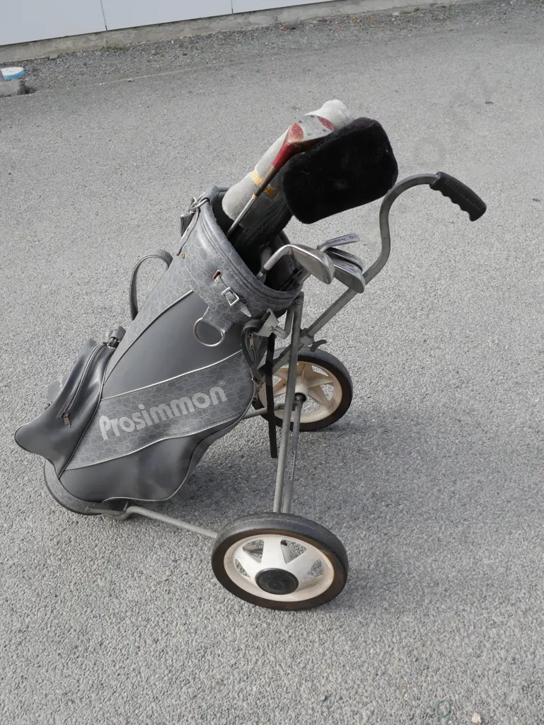 Golf clubs, bag and trundler Image 1++