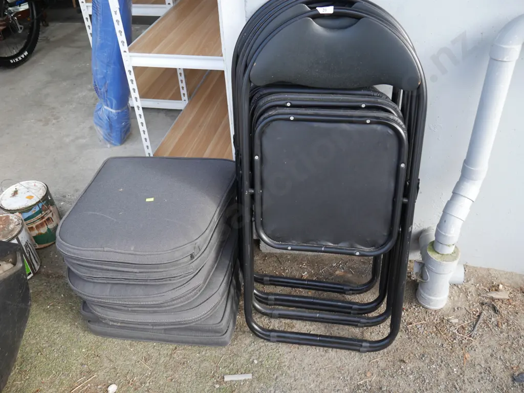 3 fold-up chairs Image 1++
