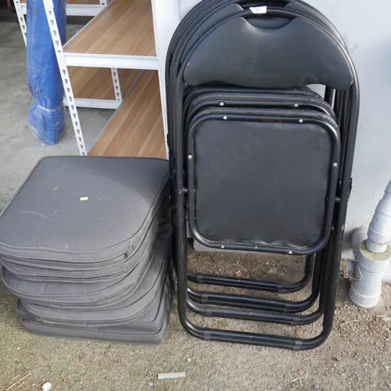 3 fold-up chairs