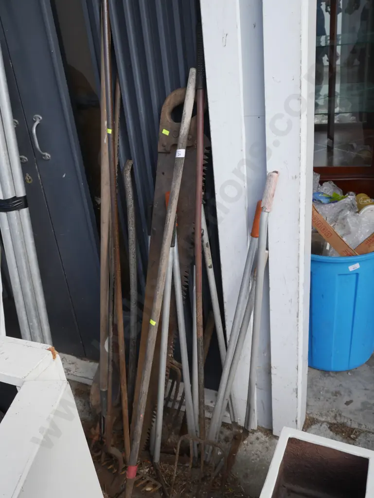Assorted garden tools Image 1++