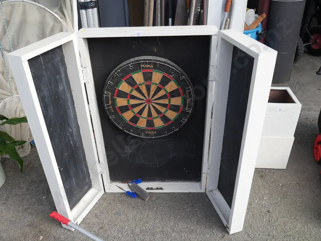 Dartboard in cabinet Image 1++