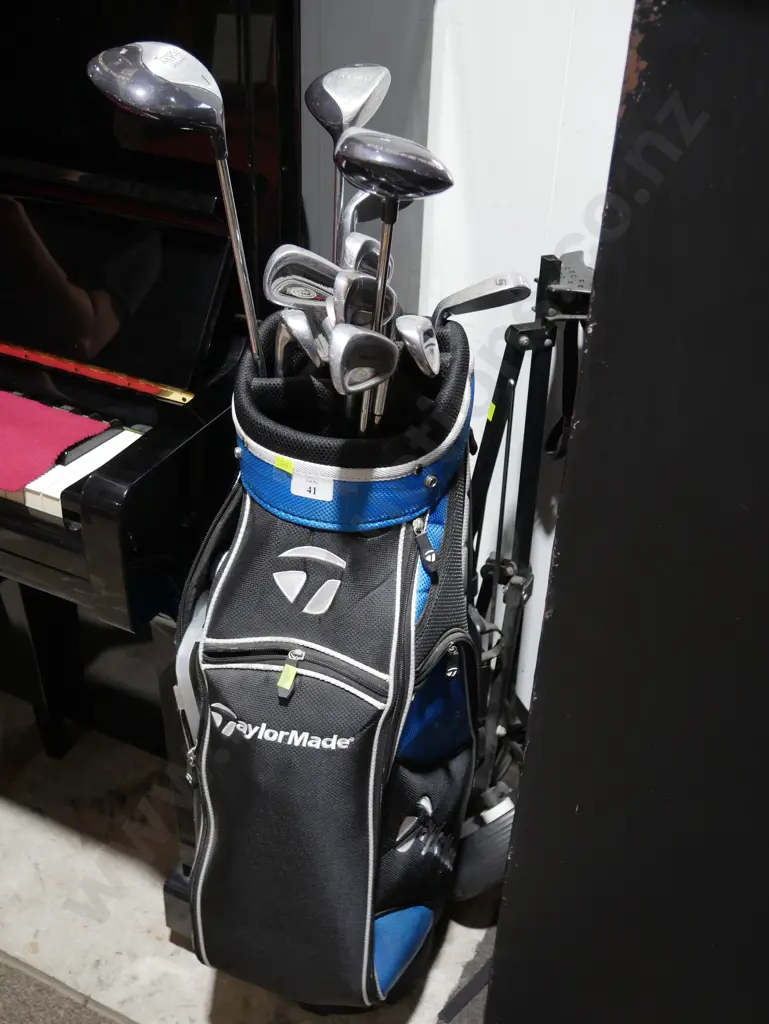 Golf clubs, bag and trundler Image 1++