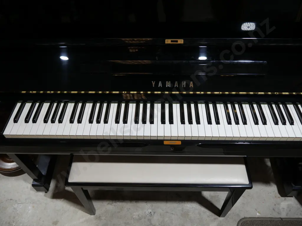Yamaha piano and stool Image 1++