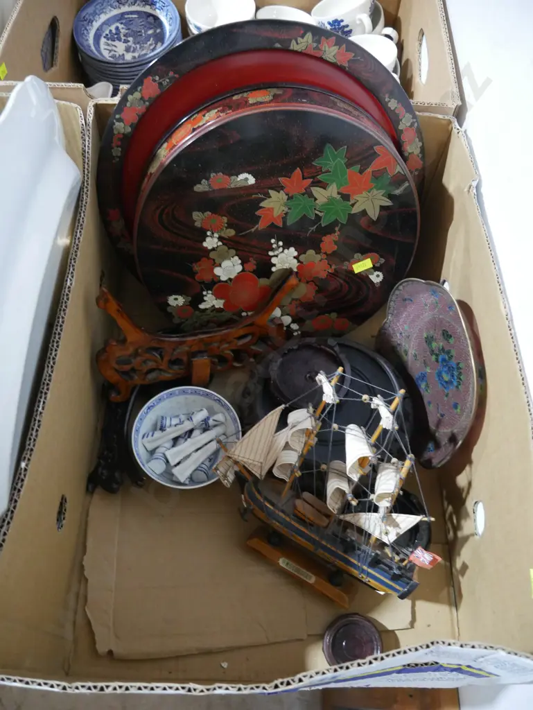 HMS Endeavour ornament etc Image 1++