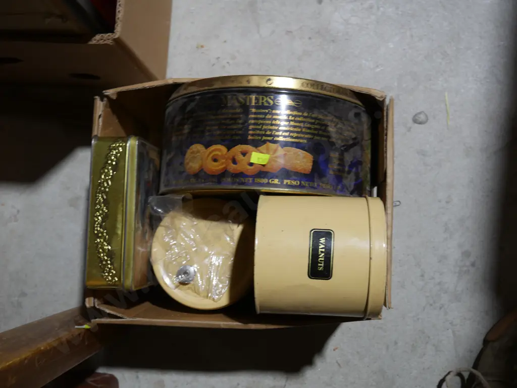 Assorted tins Image 1++