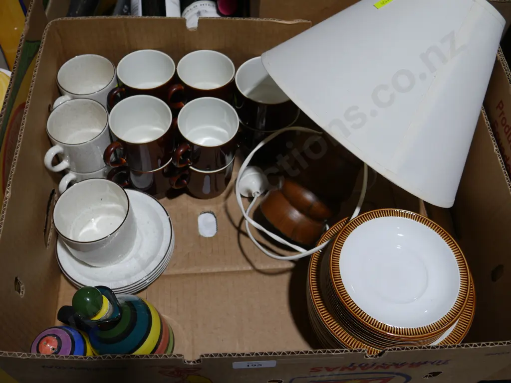 Table lamp, Poole cups and saucers Image 1++