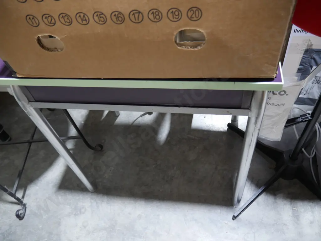 School desk Image 1++