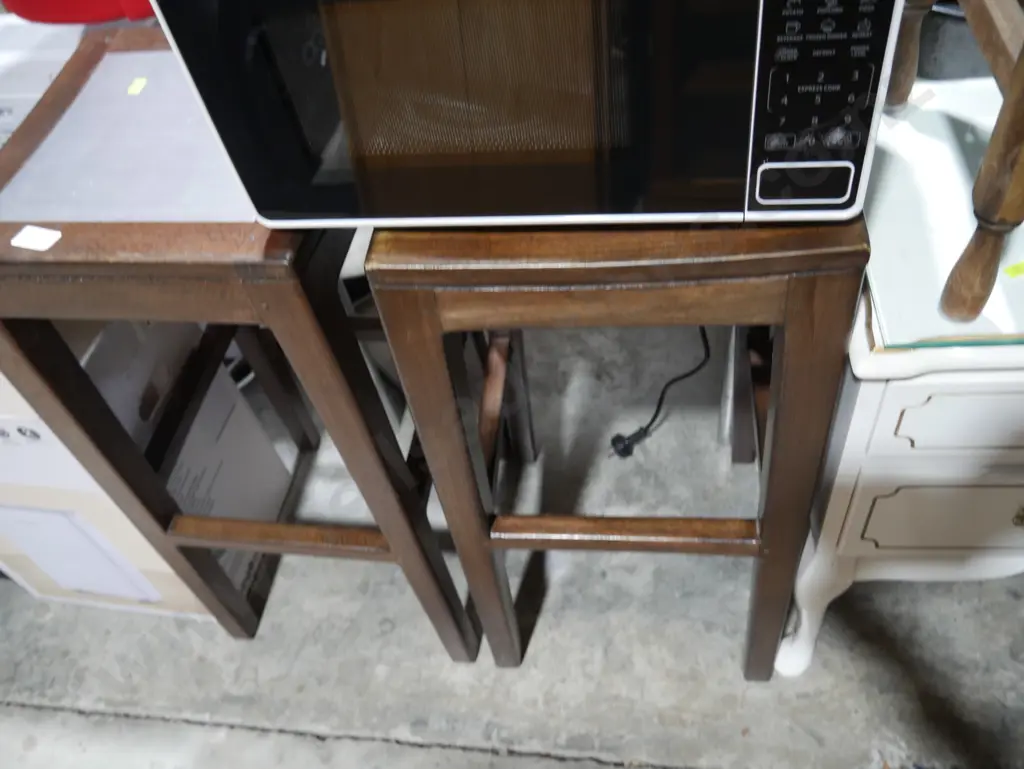 2 bar stools Image 1++
