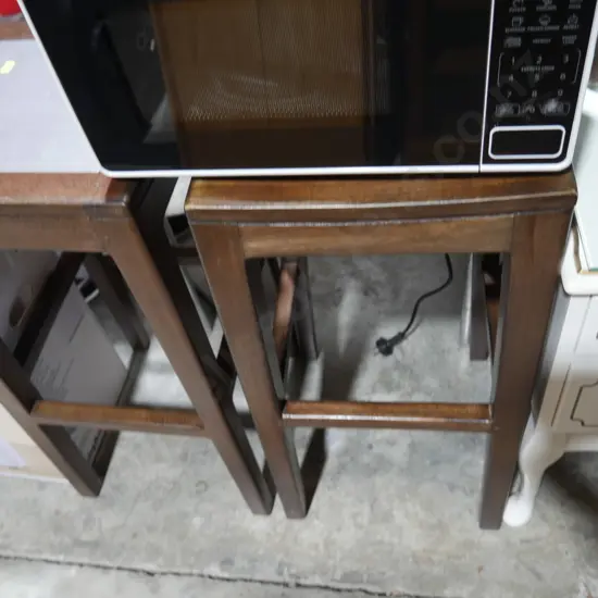 2 bar stools
