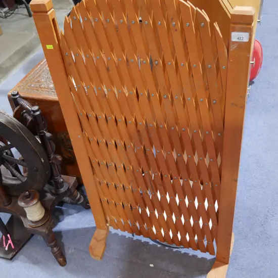 Extendable wooden screen