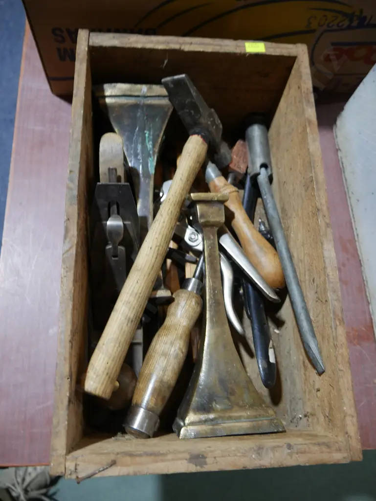 Assorted hand tools Image 1++