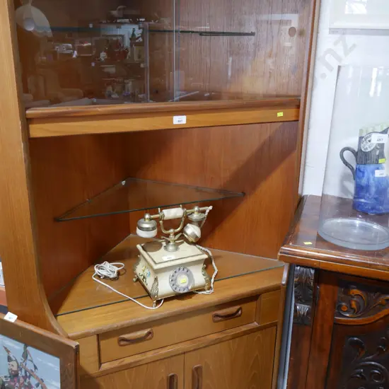 Corner cabinet