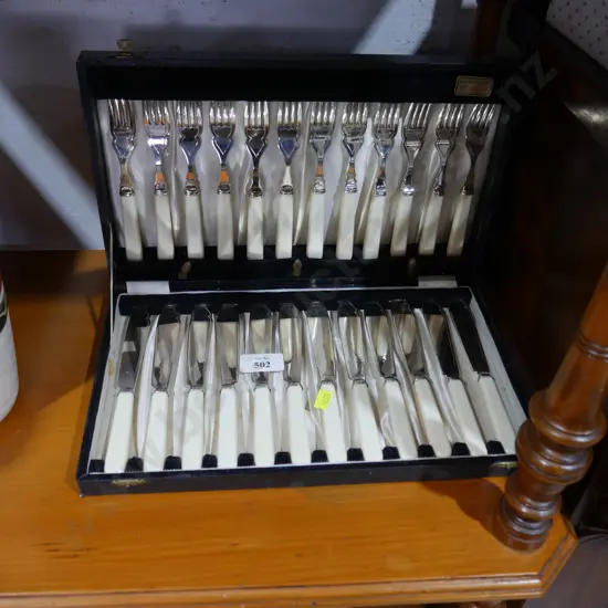 Cased cutlery set