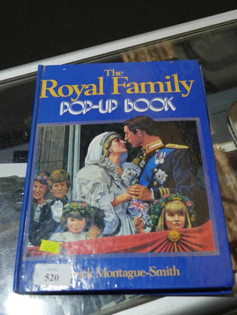 The Royal family pop up book Image 1++