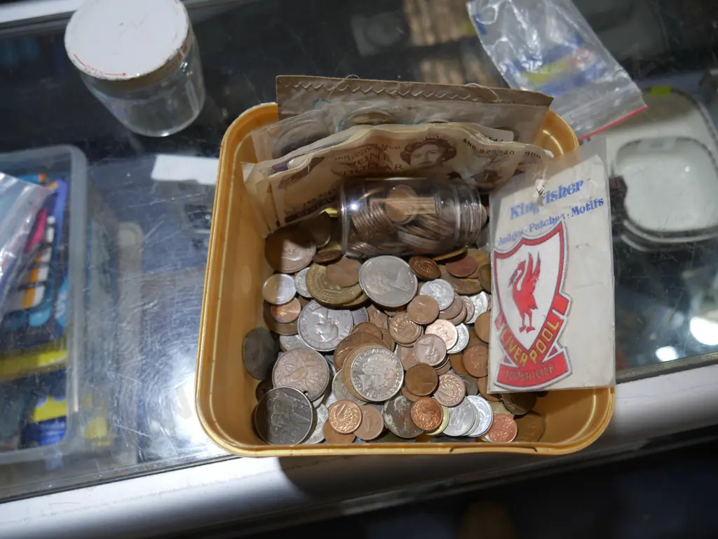 Assorted coins and notes Image 1++